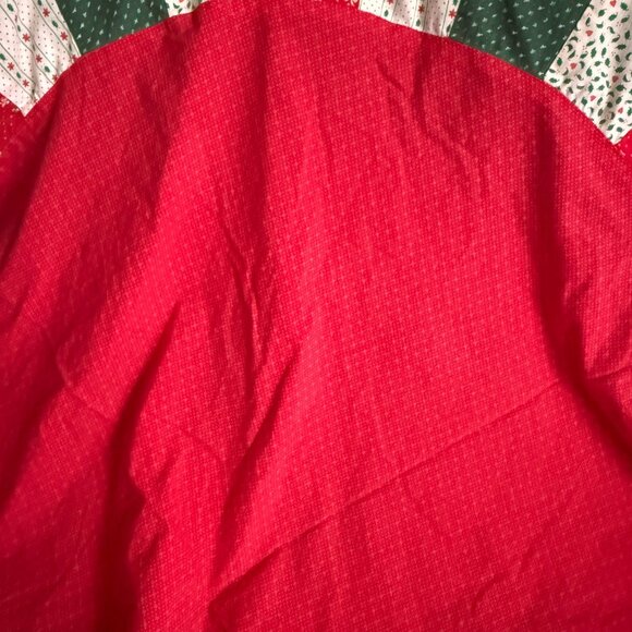Vintage Quilted Christmas Tablecloth Patchwork Red & Green With Ruffle Edge 65 I - Picture 4 of 4